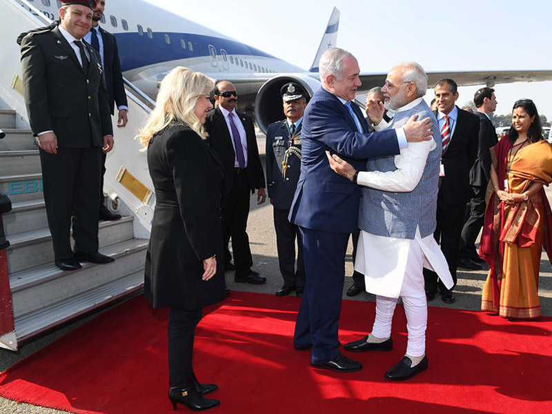 Indian PM Modi welcoming PM Netanyahu and his wife Sara upon their arrival in India